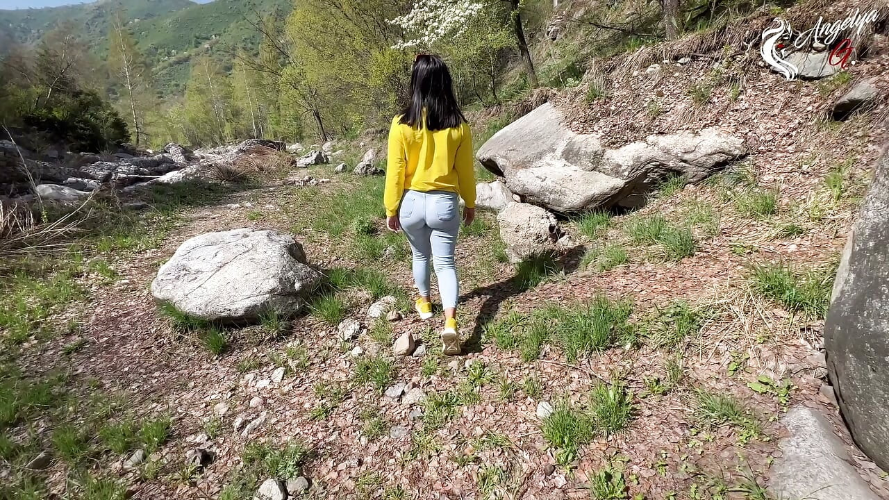 سياح روس - مص الزب وبلع المني في الهواء الطلق أثناء نزهة.