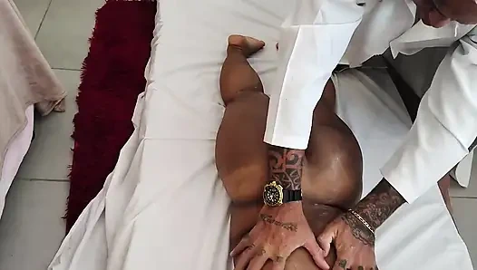 Непослушный терапевт Массажистка переспала с карликом