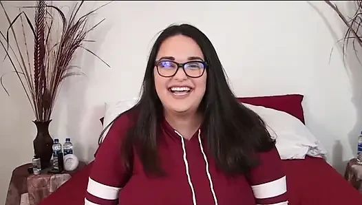 Taşan göğüslü muhtaç, peluş orta yaşlı seksi kadınlar açgözlüce yutuyor, baskın anatomi, ağır olarak kapris yapıyor