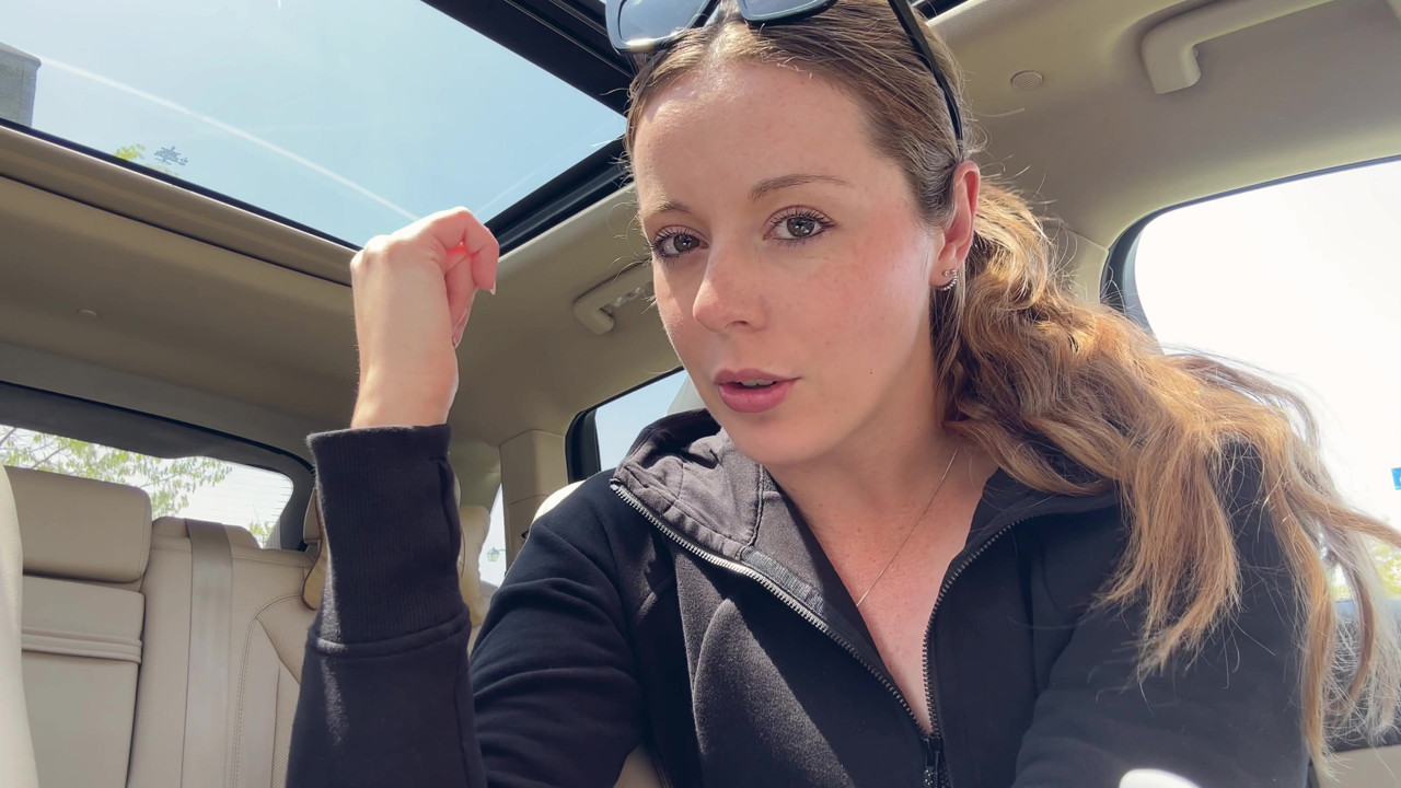 愛車の後部座席でピンクのディルドでオナニー