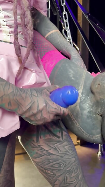 Fată tatuată cu vibrator legat în mod ANAL și solo