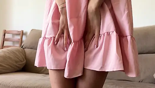 Gadis remaja nakal ini lagi asik masturbasi sampai orgasme