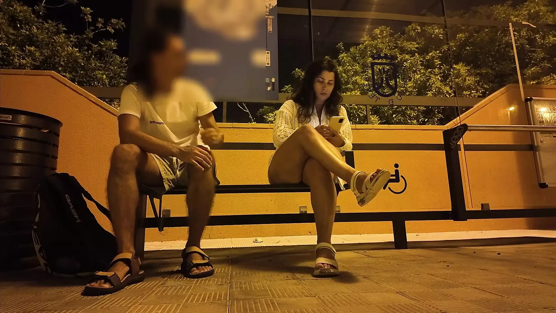 Orang asing menggoda tante seksi di halte bus. Seks di luar ruangan