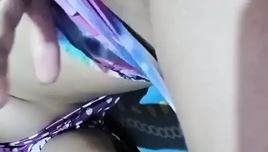 Komşum bana büyük göğüsleri de dahil olmak üzere her şeyi gösteren bir video gönderdi