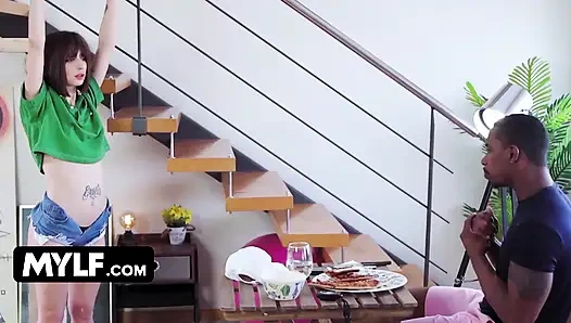 Tombul orta yaşlı seksi kadın Silvia Soprano ateşli ve her santimini yarrak yutmaya hazır