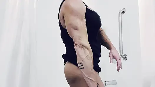 Kandy Flexes in the Shower