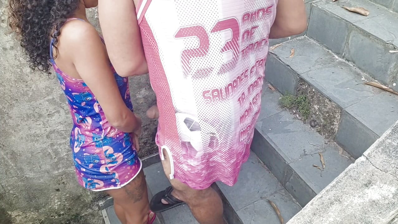 Üvey kızımın götünü merdivenlerde sikiyorum