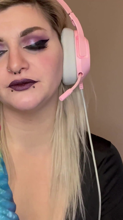 Gamermeisje neukt monster dildo en spuit