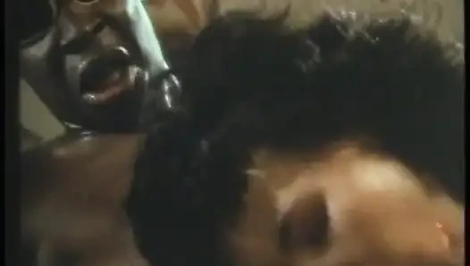 Seksi Kristina Barrington ofis masasında amcığını arkadan siktiriyor