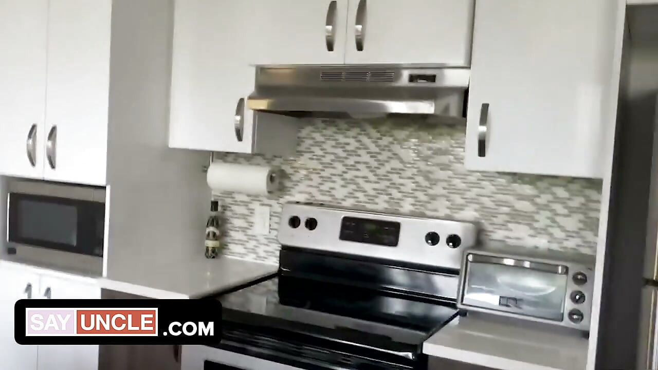 Cocinero desnudo obtiene su culo apretado follado en el mostrador de la cocina
