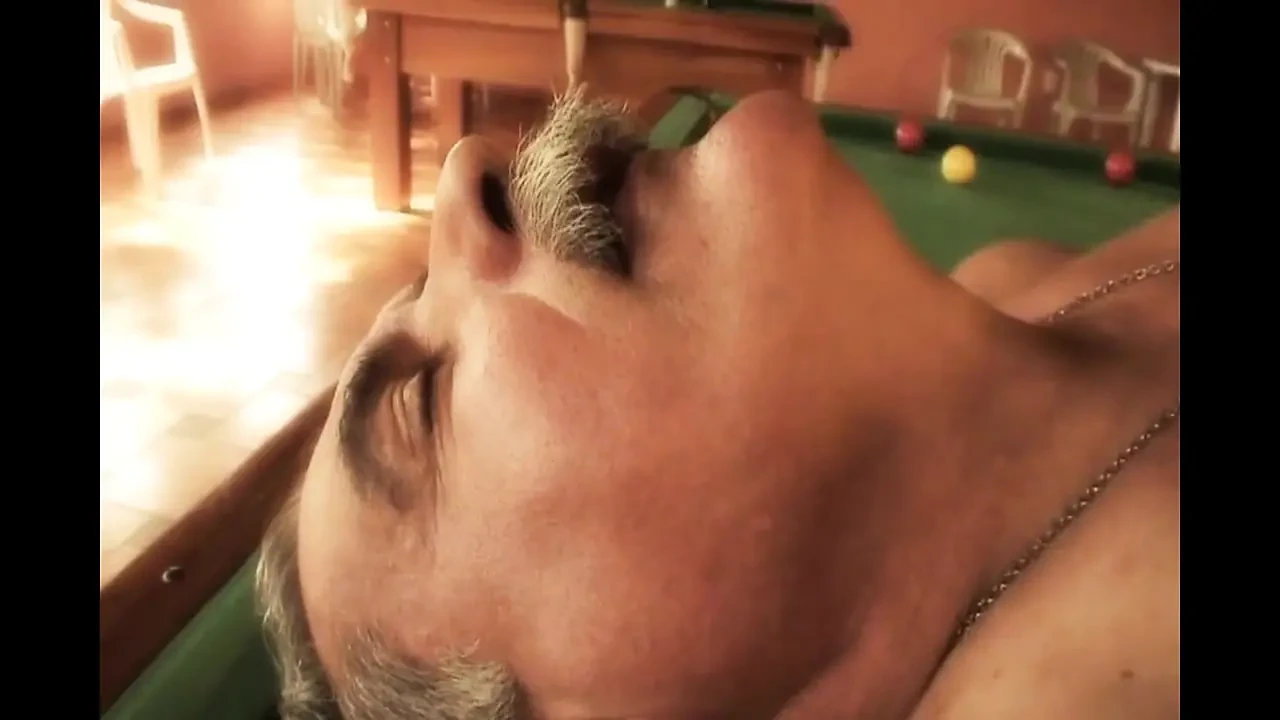 Brunette geile hoer zuigt een harde lul voordat ze wordt geneukt