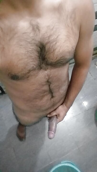 Dost Ki biwi Ki chut dekh kar apna lund bathroom me hilaya