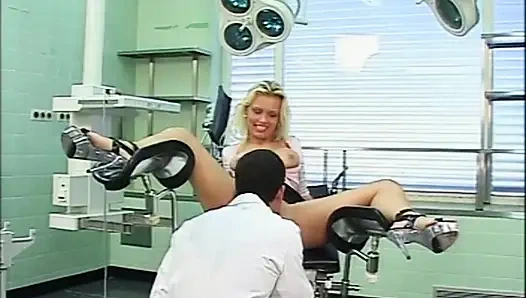 Schöne junge blondine mit dicken titten gefickt und vom frauenarzt auf ihren arsch abspritzen