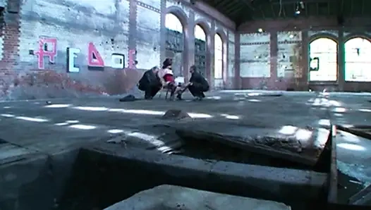 Cewek rambut pirang ini diikat untuk seks threesome intens sama besar pria kulit hitam