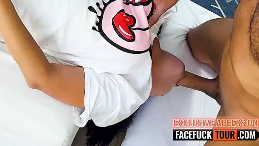 Cewek semok latina dengan toket besar ngidam kontol besar di mulutnya dan dikasih hadiah terbalik