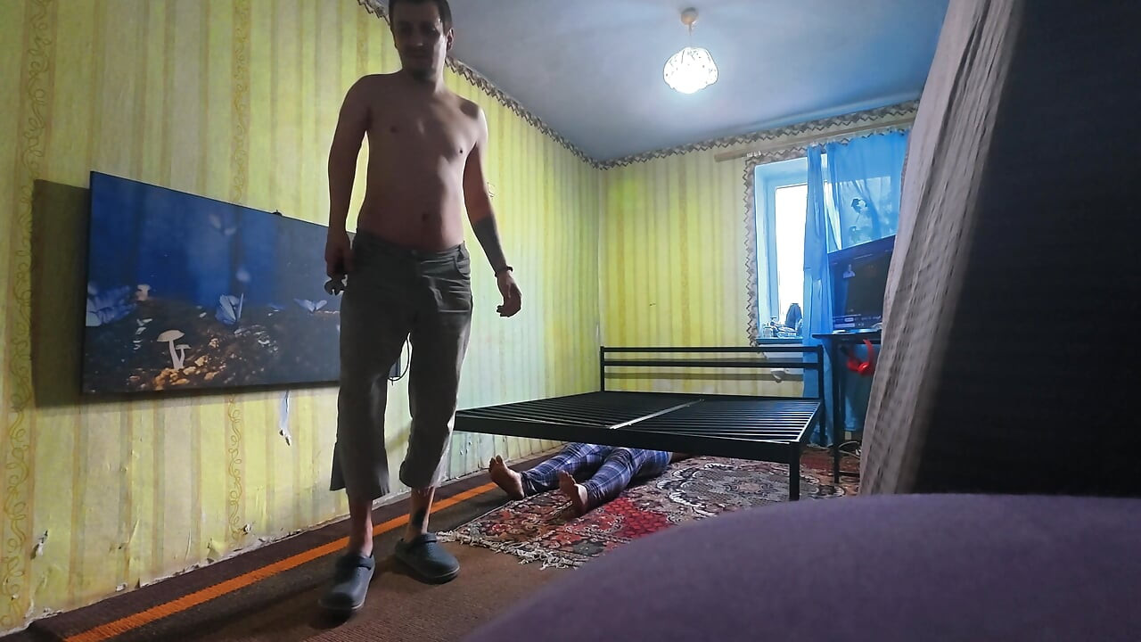 Detrás de escena, sin cortar. Estamos construyendo una nueva cama sexual