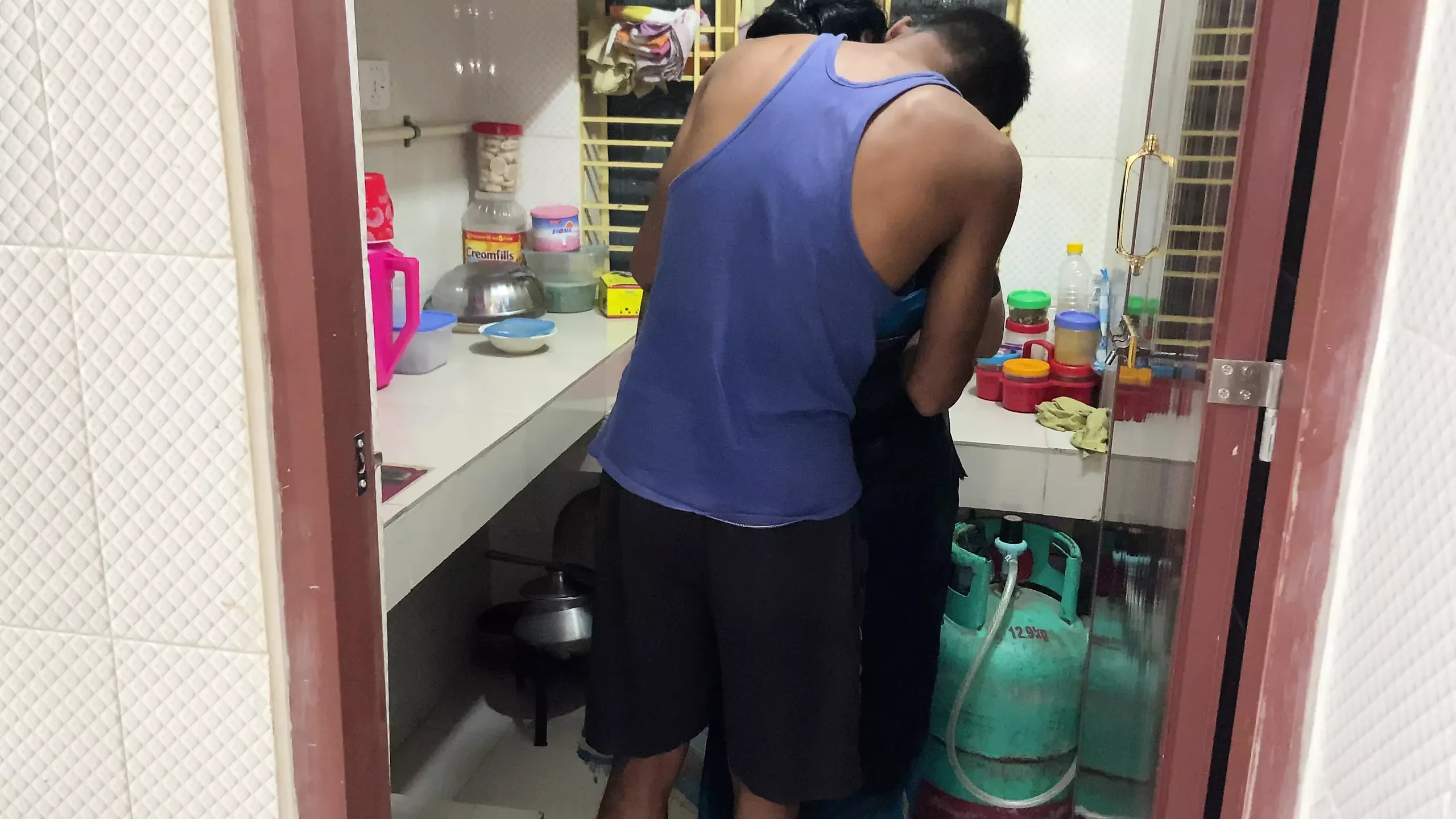 Ik zag mijn tante alleen koken in de keuken, ik omhelsde haar en begon te neuken