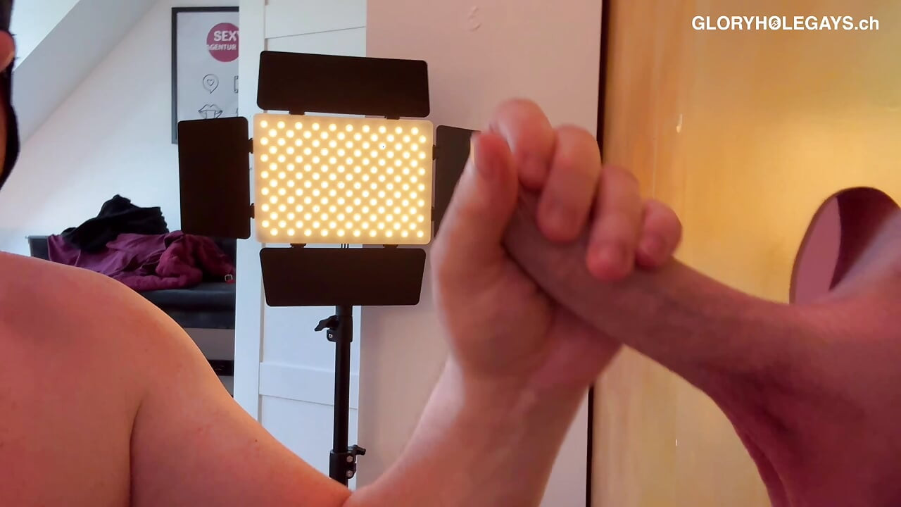 4# Izazov svršavanja - XL kurac s kožicom na gloryholeu