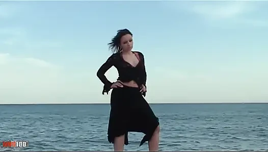 Krystal Wallas: милая миниатюрная M Tis Krystal делает горячий стриптиз в Скалах