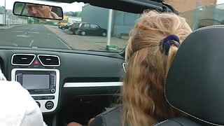 Duitse chauffeur laat alleen sexy sletterige meiden plaatsnemen