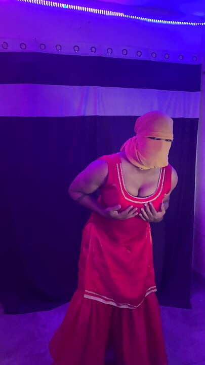 赤いサテンシルクのシャララスーツを着たインドのクロスドレッサー