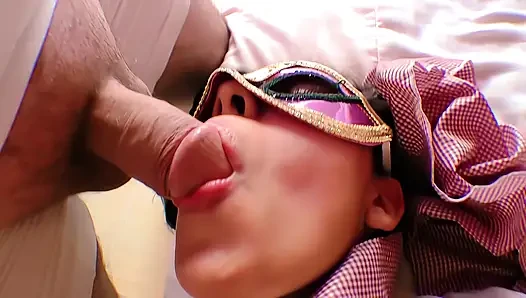 Genç komşunu seviştim. Kocası tarafından tanınmamak için maske takıyordu.