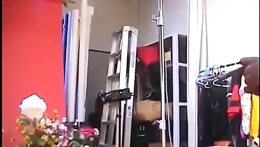 Boneka cokelat membuat burger bulunya disodok keras oleh fotografer