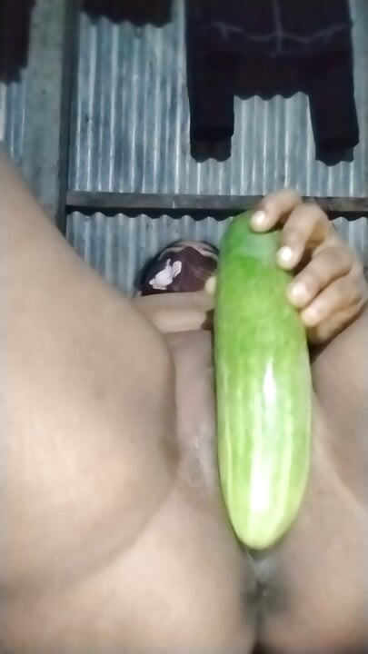 Desi viral slut put hand and fucking harder my pussy with cucumber