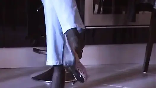 Schuhspiel in schwarzer strumpfhose und rosa pumps