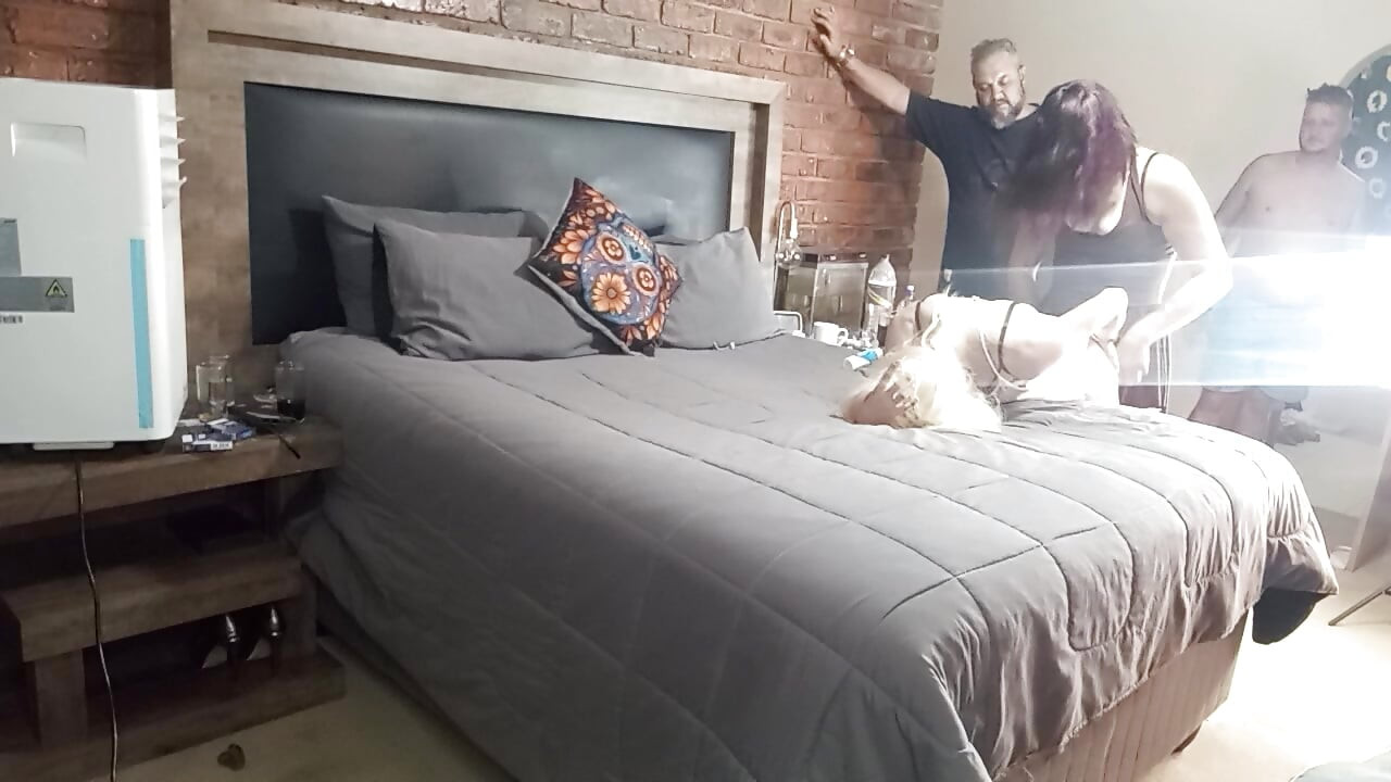 Too hungry y girls and two horny old men