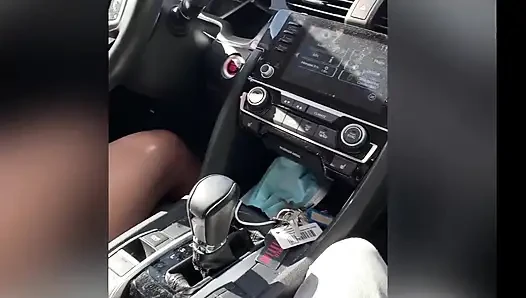 Abbie Maley'nin araba yolculuğu park yerinde sakso çekiyor
