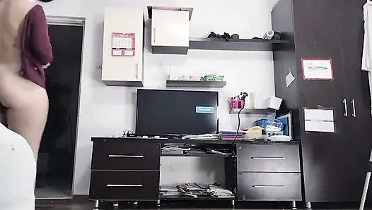 Istri amatir bersenang-senang mencoba pakaian dan memotongnya