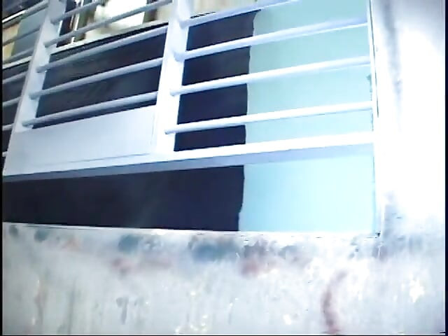 Policial garota selvagem quer ter alguma aventura e foder com um prisioneiro