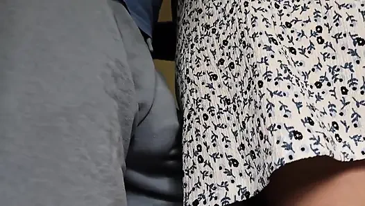 Sie berührt versehentlich den schwanz eines fremden im zug. Er schiebt seinen penis unter ihren rock und kommt