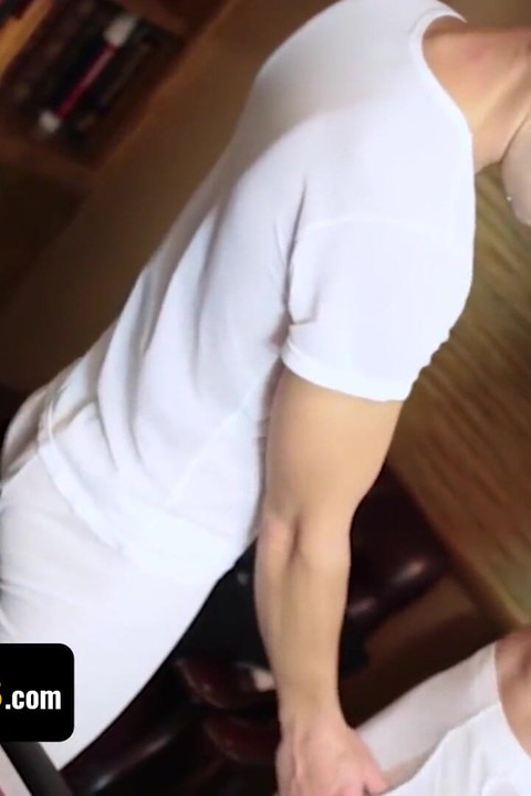 传教士男孩 - 两个男孩偷偷溜进主教的房间里, 一边偷窥他的假阳具一边变得饥渴