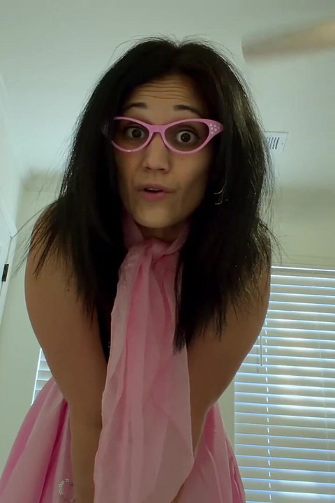 Devyn's Sultry '50-an Giantess Fantasy 4K Pov Tiny Thrills Menanti!