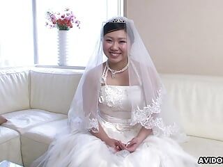 Японская девушка в свадебном платье Emi Koizumi принимает жесткий член в ее рот без цензуры.