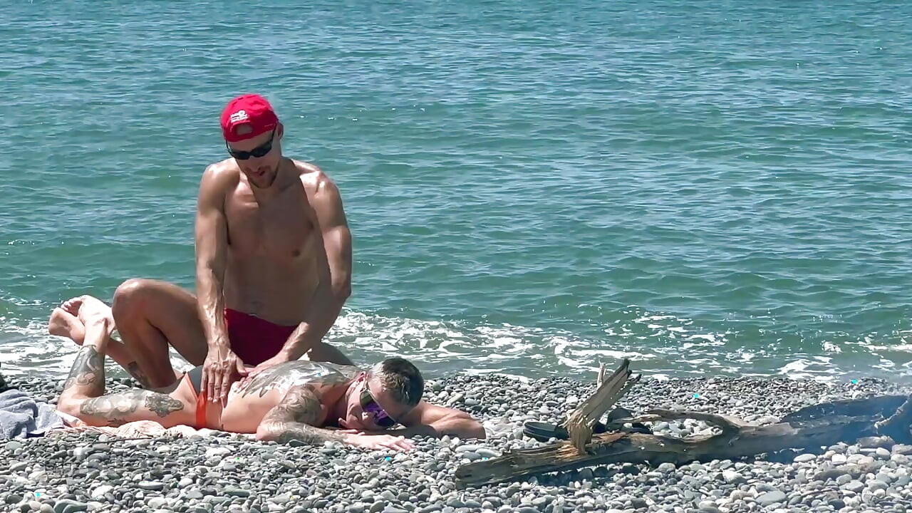Sjajno jebanje nakon plivanja. Kit Belove svršava dva puta u guzicu Falcon Ala na plaži