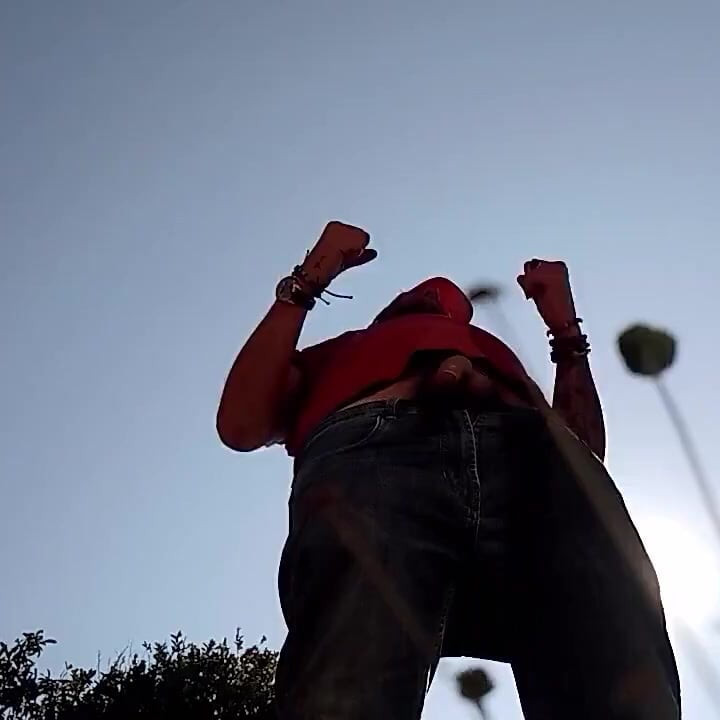 Yan komşuyla havuzda biraz eğleniyor