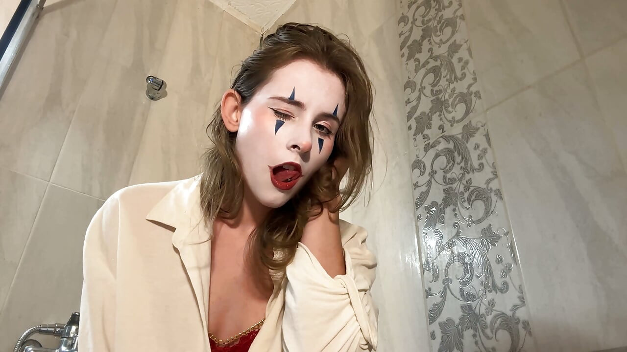 Clown trang điểm đồ lót màu đỏ pixie - vòi hoa sen ướt át trêu chọc để đi xe ướt át