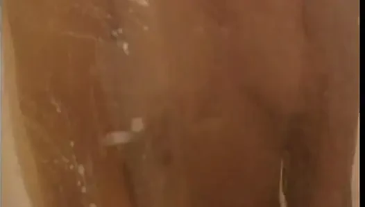 Genç Asyalı amına dokunuyor ve şehvetli bir duş alıyor