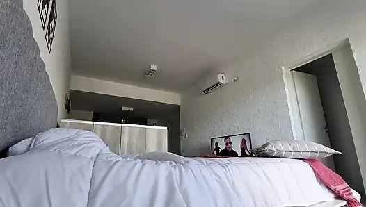Onunla flört sitesinde tanıştım ve bir porno videosu kaydetmeyi kabul etti
