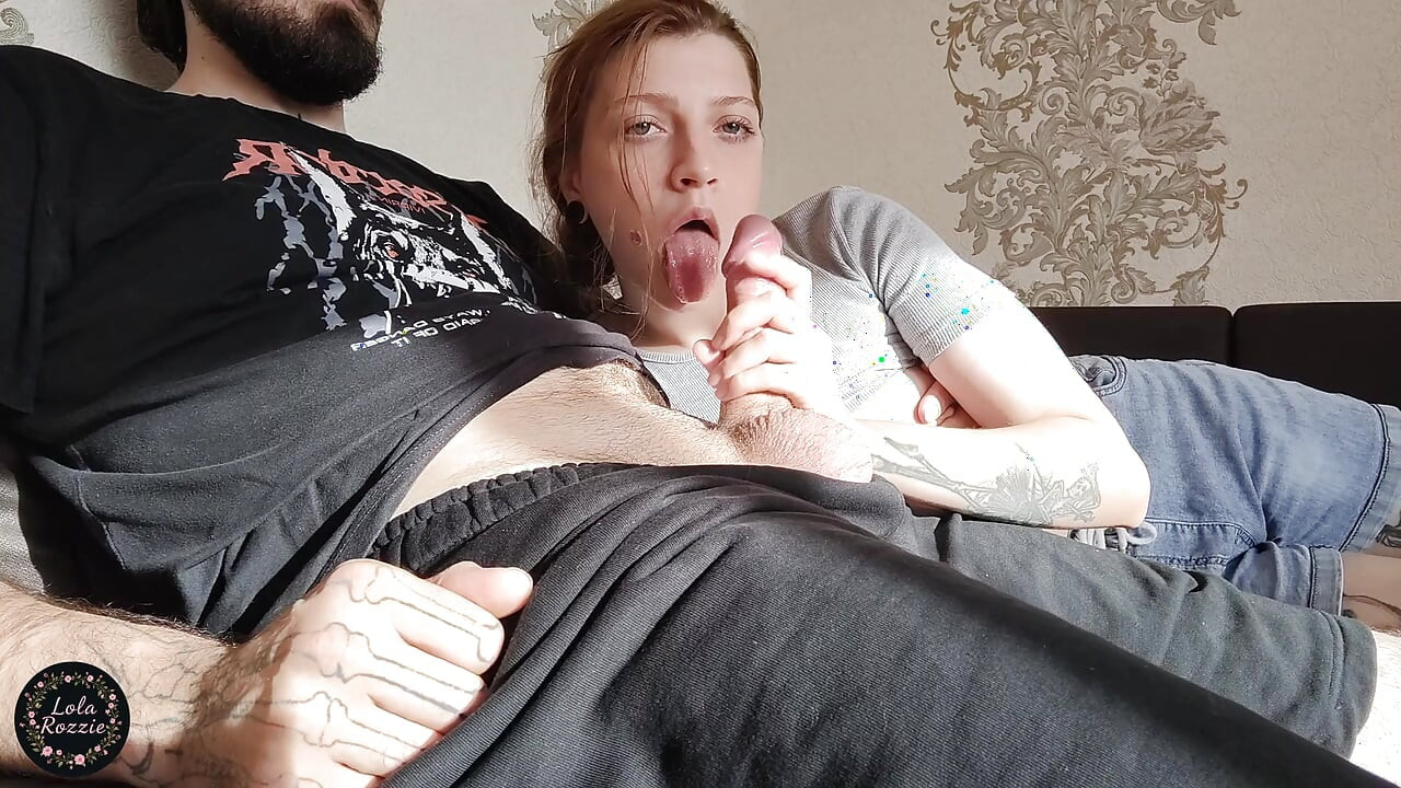 La fille s’est dozée sur les doigts de son copain et s’est fait baiser dans la bouche