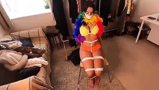 Cewek semok latina diikat dan disumpal dengan gags yang berbeda! Sementara memakai feather boa dan fur parkas yang berbeda (ukuran yang lebih kecil)