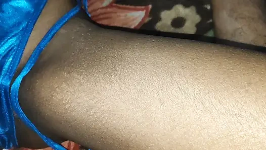 Жена друга играет с членом и киской трахается в задницу, трахаясь.