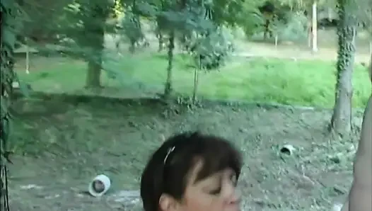 Lesbian threesome berubah menjadi pesta seks di hutan