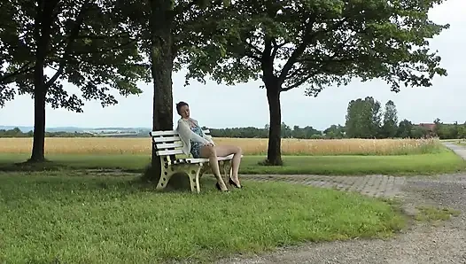 Heiße brünette lutscht BBC im freien und blondine gibt blowjob im auto