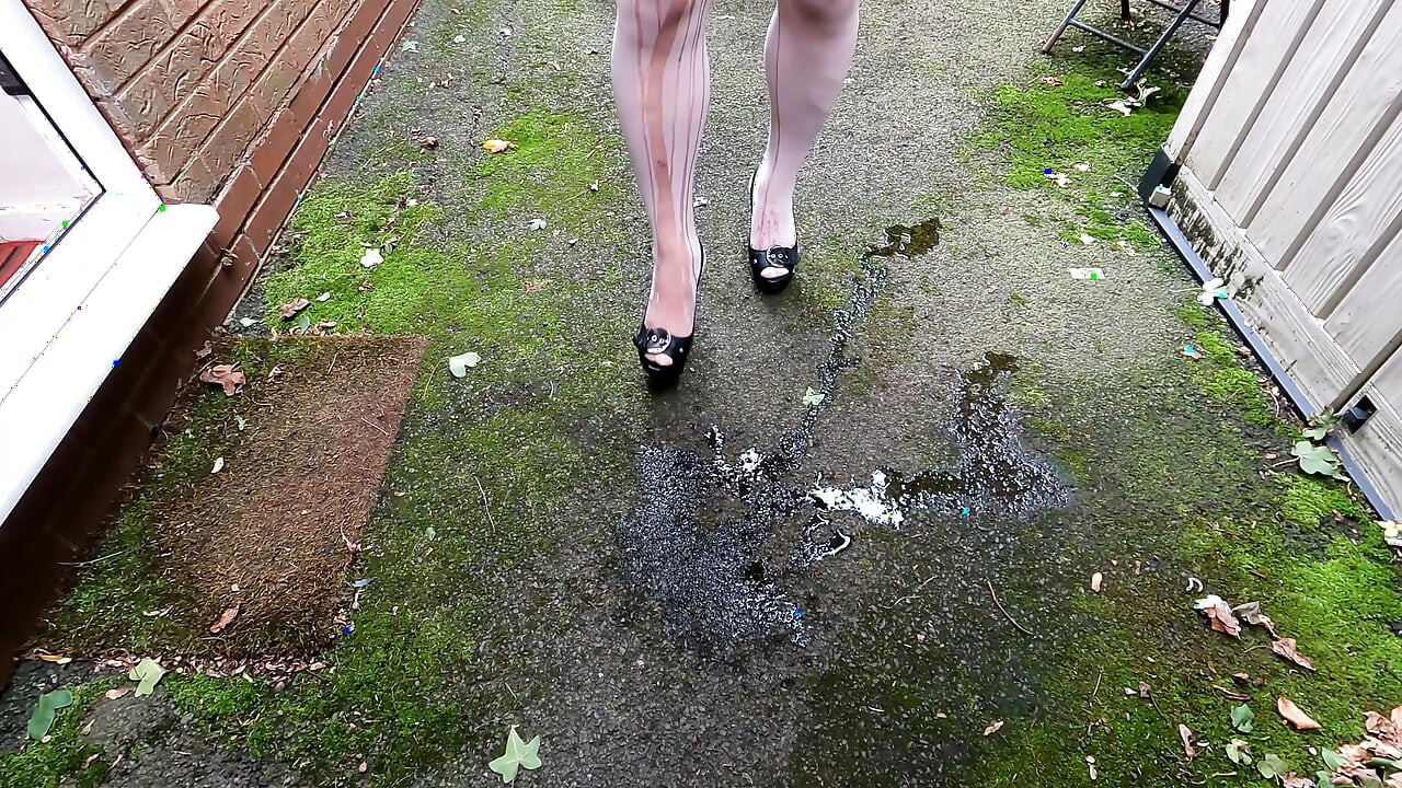 Crossdresser Kellycd2022 u pvc vrućim pantalonama i čarapama