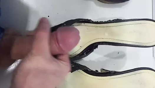 Lechazo sobre sandalias tacon