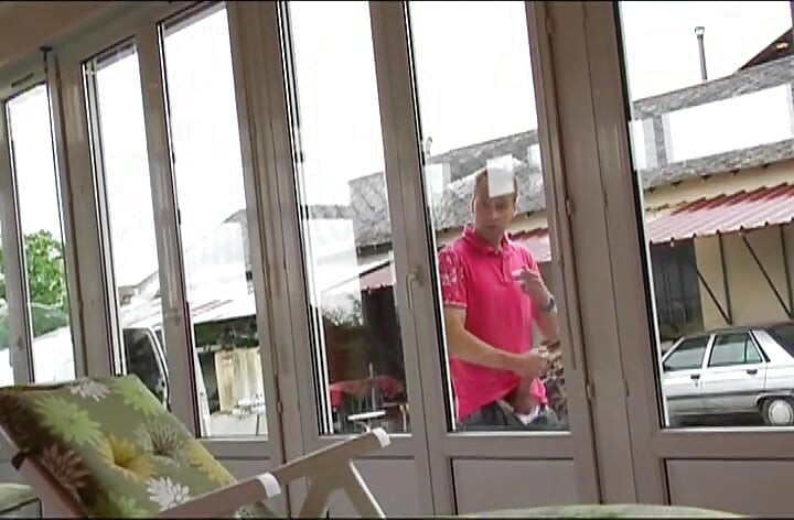 Peituda puta da França tem seus peitos enormes cobertos de porra